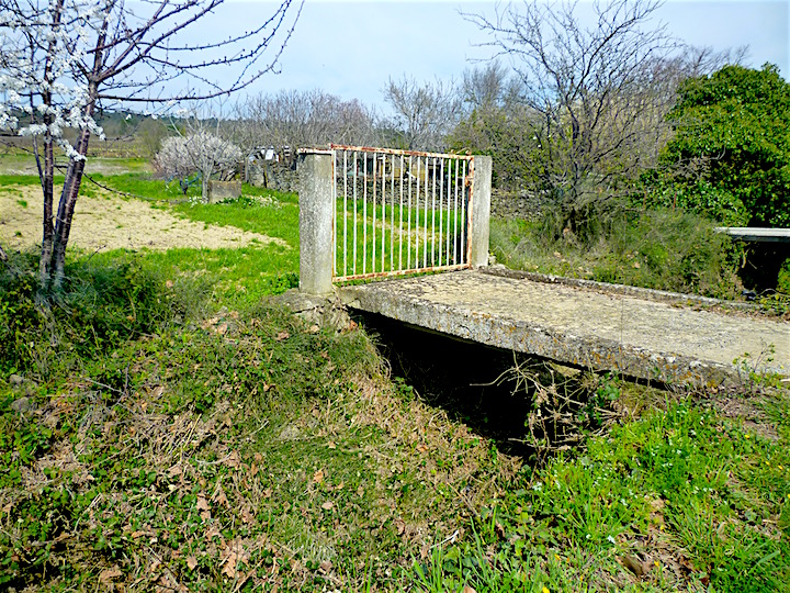 garden bridge gate